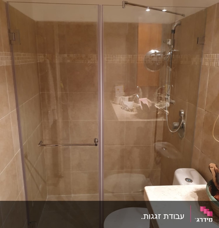 דלת זכוכית למקלחת עם ידית מתכת